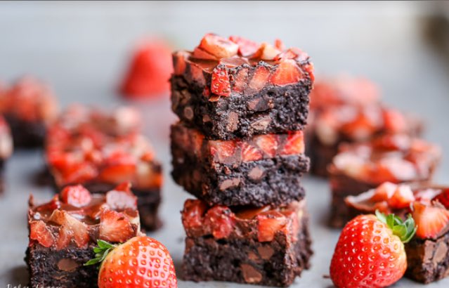 ItsFoodPics's tweet photo. Chocolate Covered Strawberry Brownies https://t.co/zaS5uJBr1D