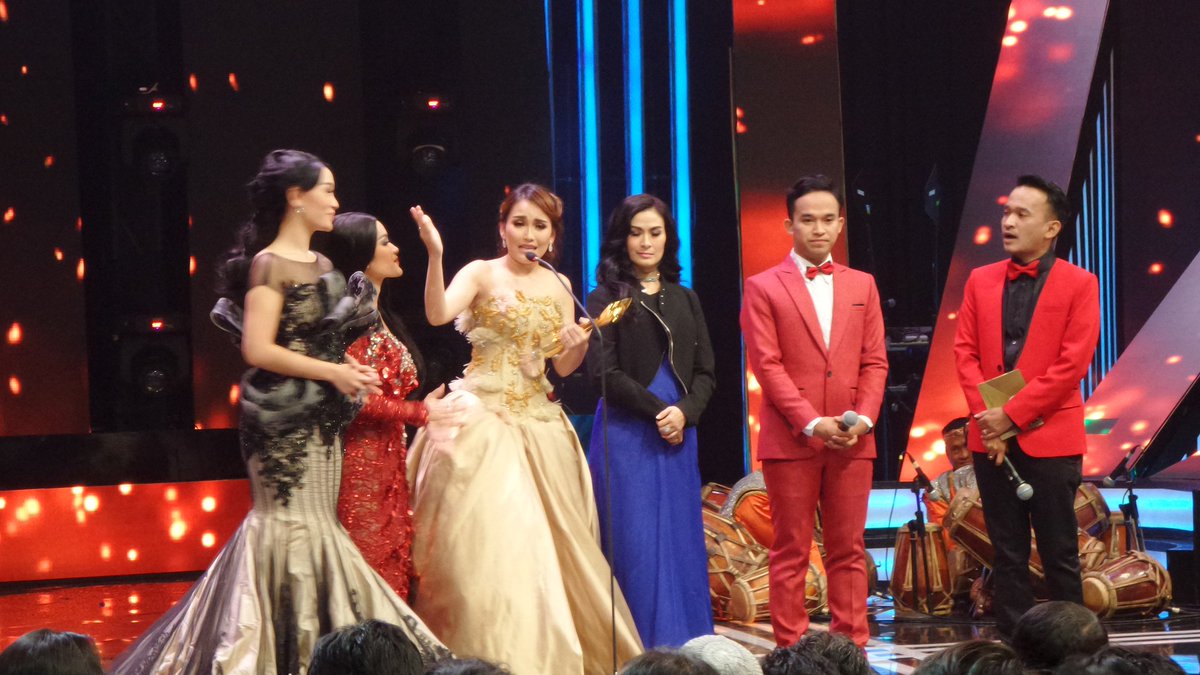 Official_MNCTV's tweet photo. Selamat @aytingnew92 sudah menjadi Penyanyi Dangdut Paling Socmed 2016 #ADI2016 https://t.co/zqEUaYj9Lr