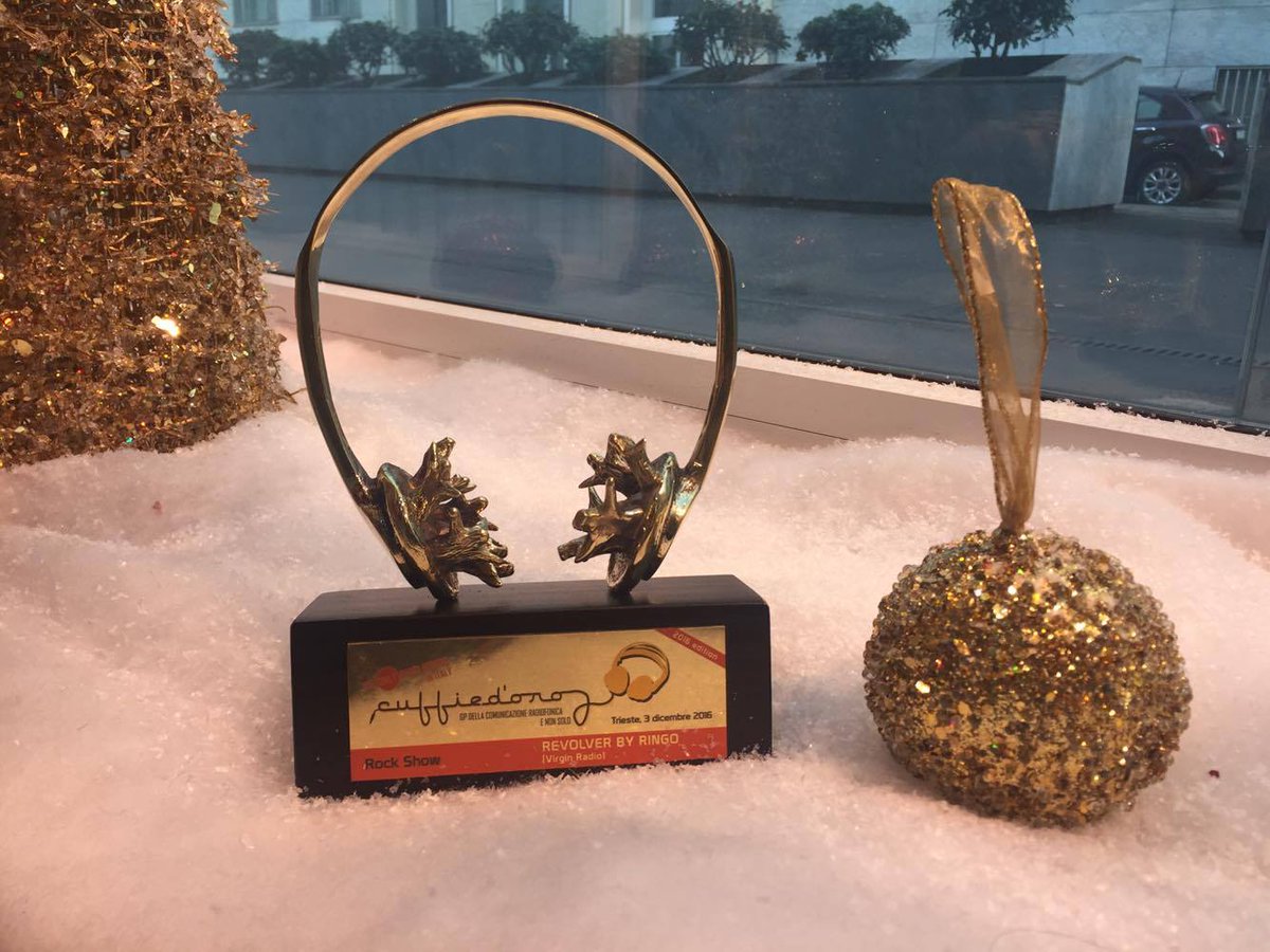 RevolverShow's tweet photo. Palline, alberelli e cuffiette d'oro tutte per #Revolver! @VirginRadioIT @Cuffiedoro #cuffiedoro @VIRGINRINGO #StayRock #XMASinrock https://t.co/gwQcPvGb9K