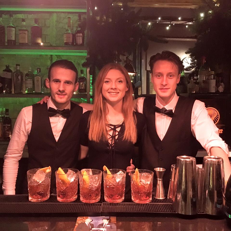 tvcoxford's tweet photo. Thank you for all who came and drank our bar dry! #sipsmiths #ginquest #gin #christmas #oxford #dreamteam https://t.co/KZoR3PD88Z