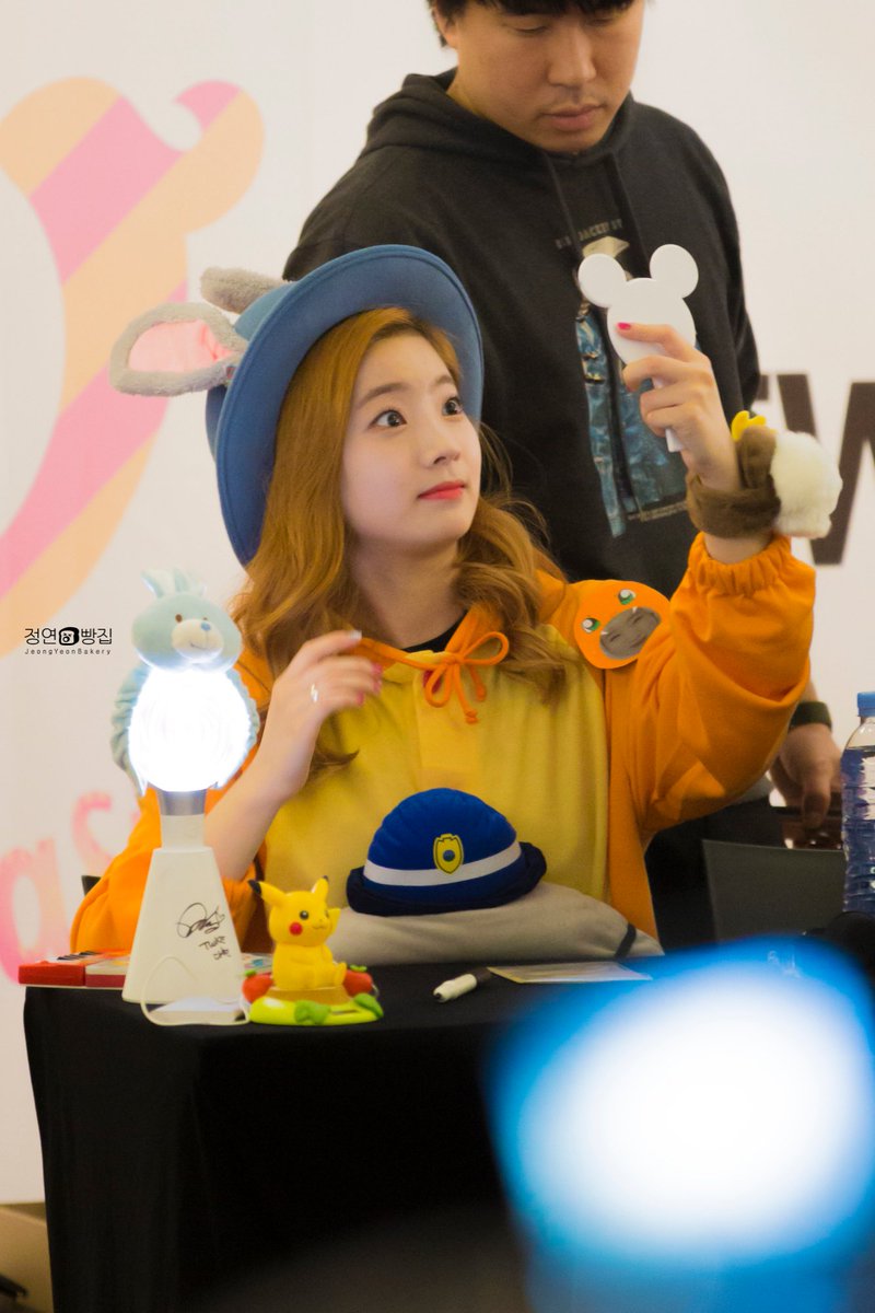 once_1101's tweet photo. 161204 여의도 팬싸인회 #트와이스 #twice #다현 #dahyun
미인은 거울을 이렇게 봅니다😍

https://t.co/rLekrNYJ2q https://t.co/eAPL3SKafN
