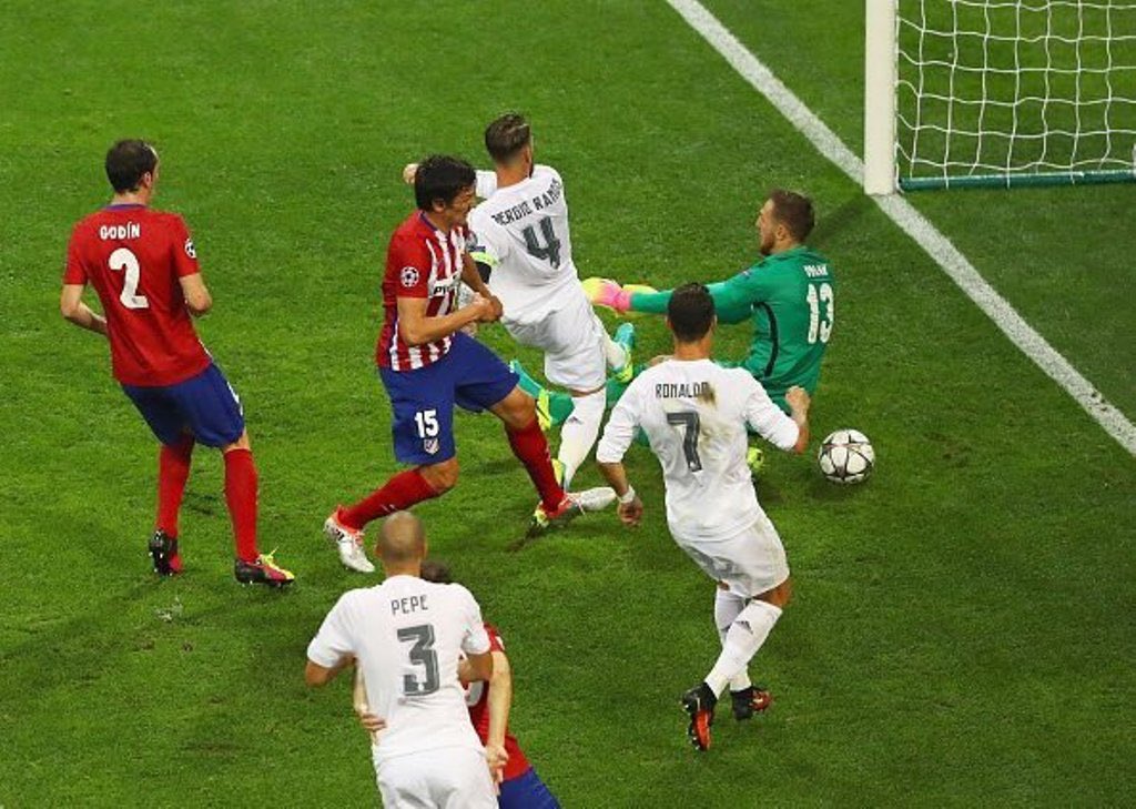 WisamSaudi's tweet photo. أقوى انتقام كروي عاصرته 

بكاء راموس بعد الخروج من الأبطال في 2013
بعدها حقق لمدريد 2 أبطال في 3 مواسم https://t.co/WqexGhYoz0