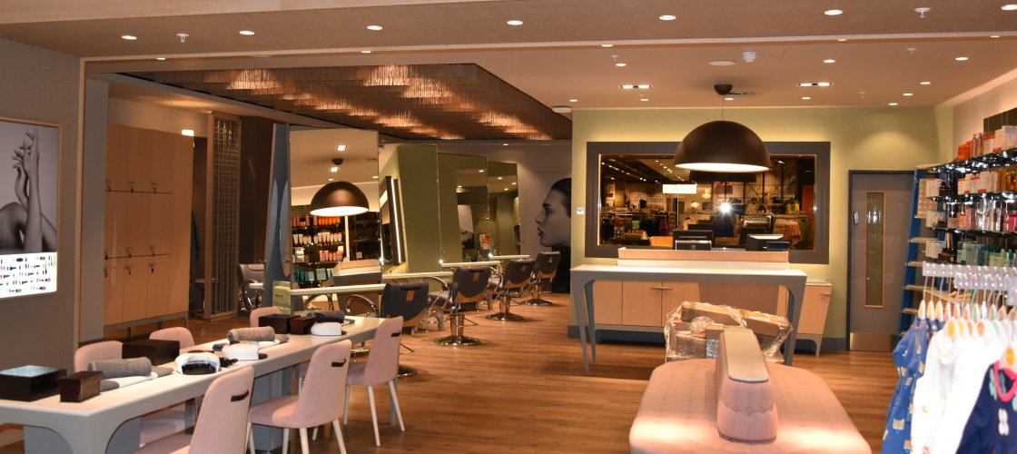 edge_lighting's tweet photo. With over half a million visitors in the first week @johnlewisretail have been well received in the heart of #Leeds https://t.co/A8Xu2ystRF https://t.co/L0x10LyUfx