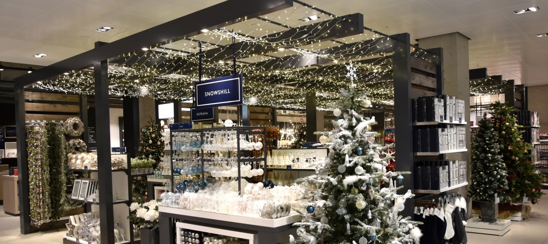 edge_lighting's tweet photo. With over half a million visitors in the first week @johnlewisretail have been well received in the heart of #Leeds https://t.co/A8Xu2ystRF https://t.co/L0x10LyUfx