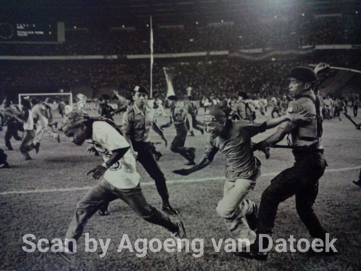 kangope's tweet photo. Luapan kegembiran Bobotoh saat @persib juarai Ligina I 1995 vs Petrokimia Gresik. Apalah artinya pentungan pulisi 😂 https://t.co/9T0LgyChw6