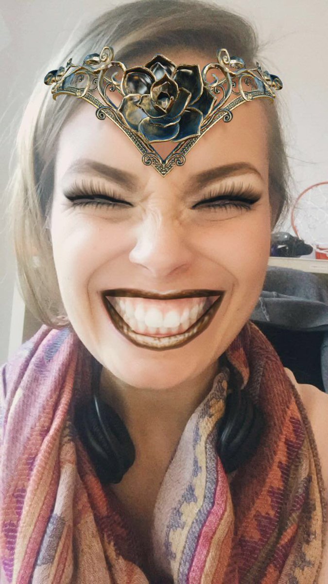 vid_match's tweet photo. #Montagslaecheln Eva wünscht euch nen tollen #Start in die Woche. Gute Laune und tolle Preise gibt es hier entlang https://t.co/2iUR6cWinh https://t.co/qVaB3SUCVL