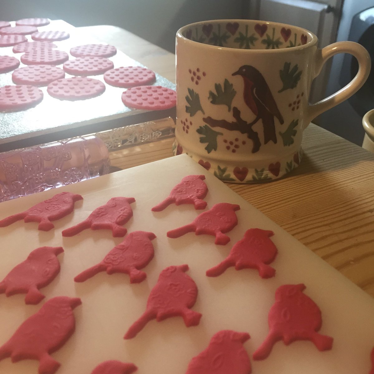 JudithBondCakes's tweet image. Look at my new @EmmaBridgewater #Christmas #Robinjoy mug isn't it festive?