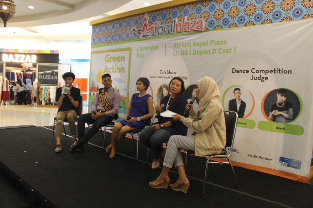 HiLoSBY's tweet photo. Suasana green talkshow pd acara Green Action kmrin dg tema "Global Warming and Green Living" di Atrium Royal Plaza. https://t.co/o6JaToWZvk