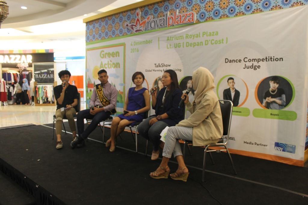 Suasana green talkshow pd acara Green Action kmrin dg tema "Global Warming and Green Living" di Atrium Royal Plaza.