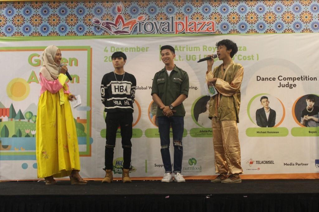 HiLoSBY's tweet photo. Suasana ketika perkenalan juga chit chat bersama pengisi acara Green Action yaitu Michael Gunawan &amp; Buyeli. https://t.co/XZgRnchECB