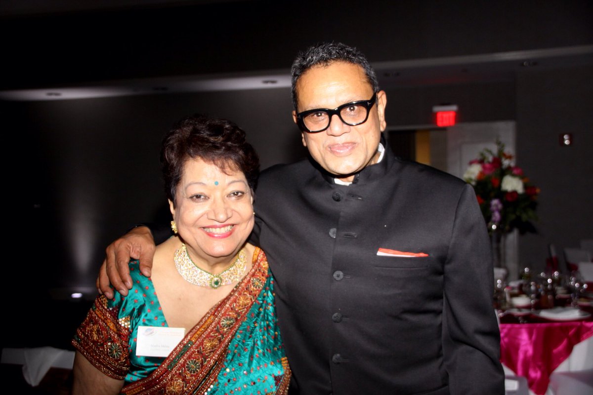 rupees_inc's tweet photo. President of the US India Chamber of Commerce, dressed in a beautiful Rupees Saree alongside fashion designer Naeem Khan. #Gala #Rupees_Inc https://t.co/Hvamfv1phz
