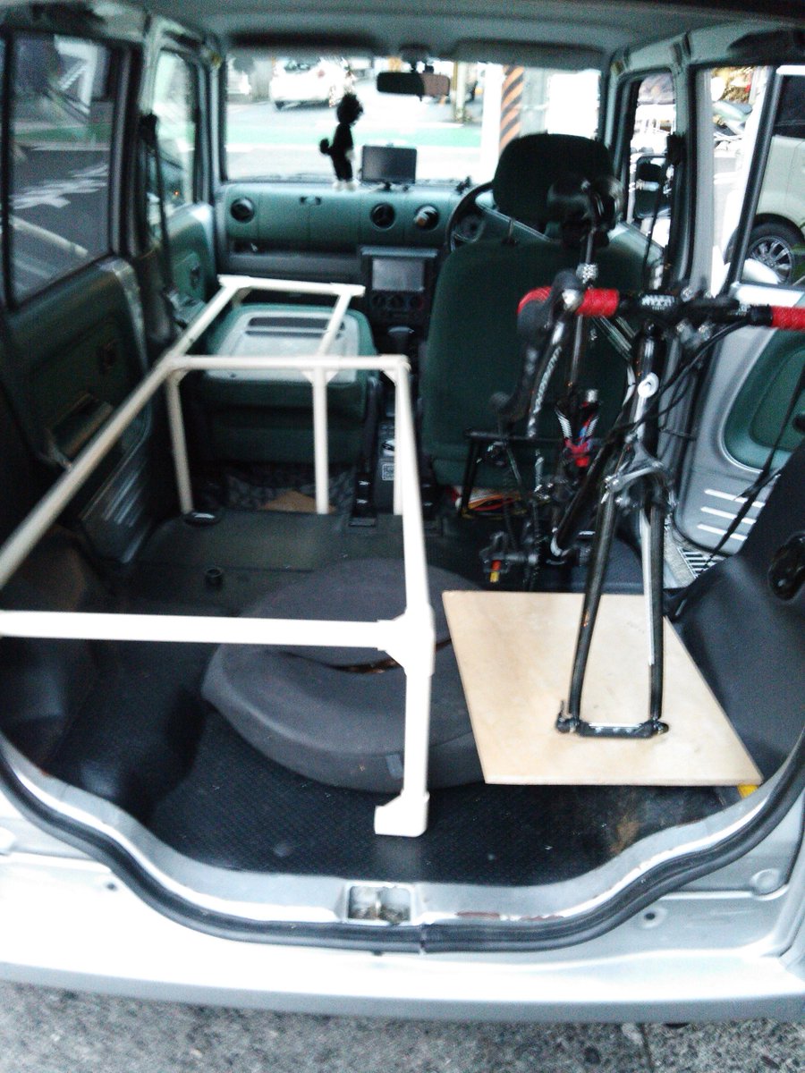 きょういち 次の予定未定 در توییتر ネイキッド車中泊計画 前回は後部全体にコンパネを敷いたのですけど それだとロードの積載にかなり問題が出るので いっその事後部の半分をロード積載のスペースとしました これならロードの積み下ろしが簡単に出来ますし