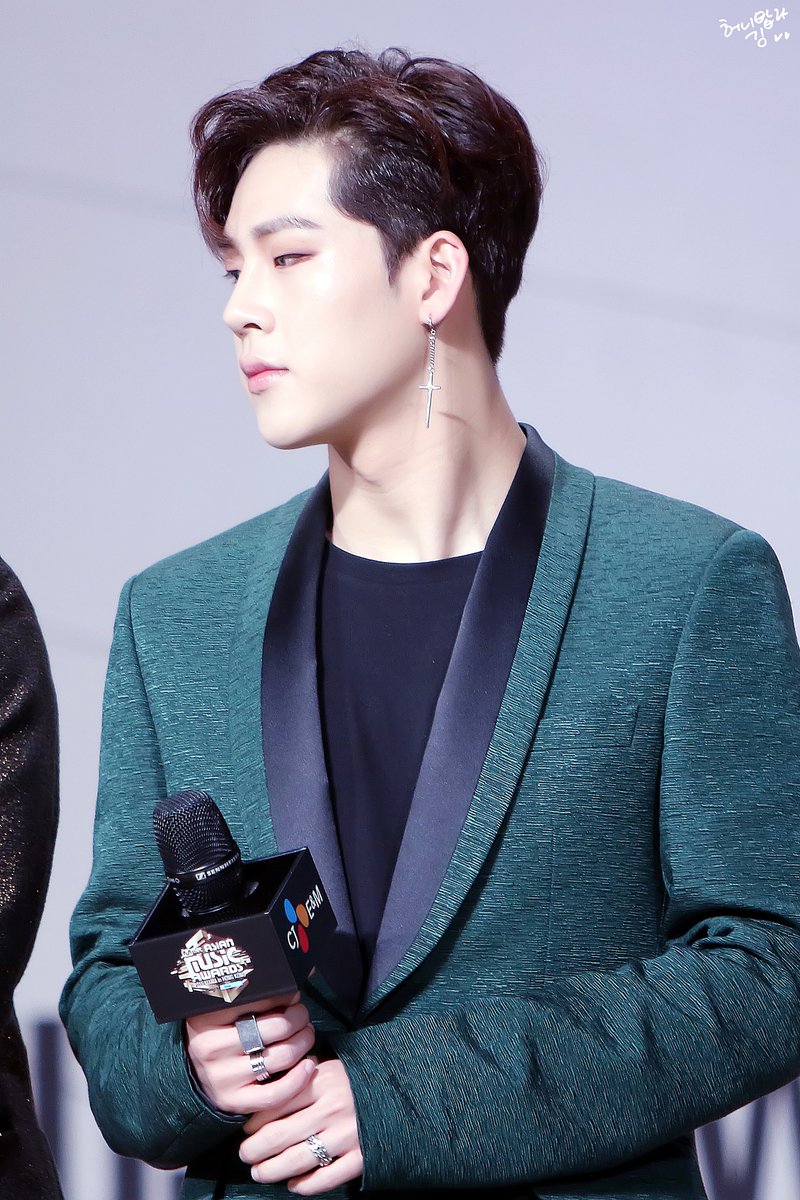 jooheon_1029's tweet photo. 161202 #주헌 MAMA RED CARPET #JOOHEON #몬스타엑스 #MONSTA_X @OfficialMonstaX🐝🍯 https://t.co/PyfqpI6VCH