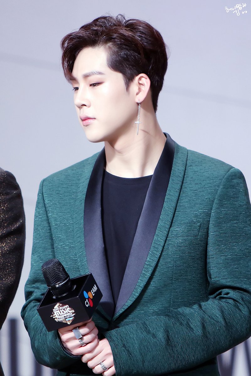 jooheon_1029's tweet photo. 161202 #주헌 MAMA RED CARPET #JOOHEON #몬스타엑스 #MONSTA_X @OfficialMonstaX🐝🍯 https://t.co/PyfqpI6VCH