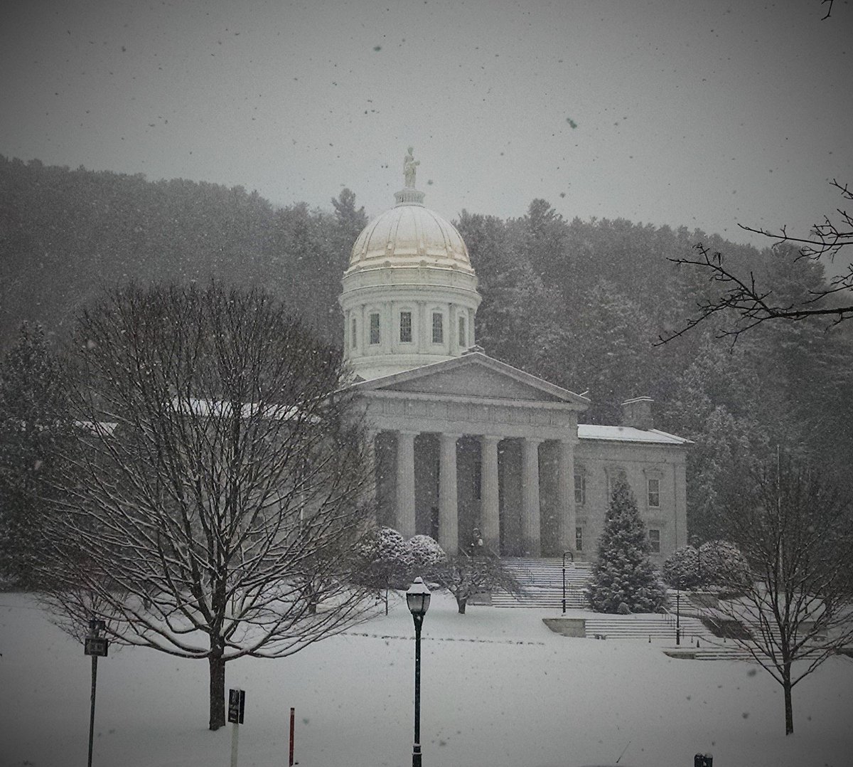 VermontSOS's tweet photo. That's more like it. Bring on some real snow this year, #Vermont! #vtsos https://t.co/yeQZY4zC6Y