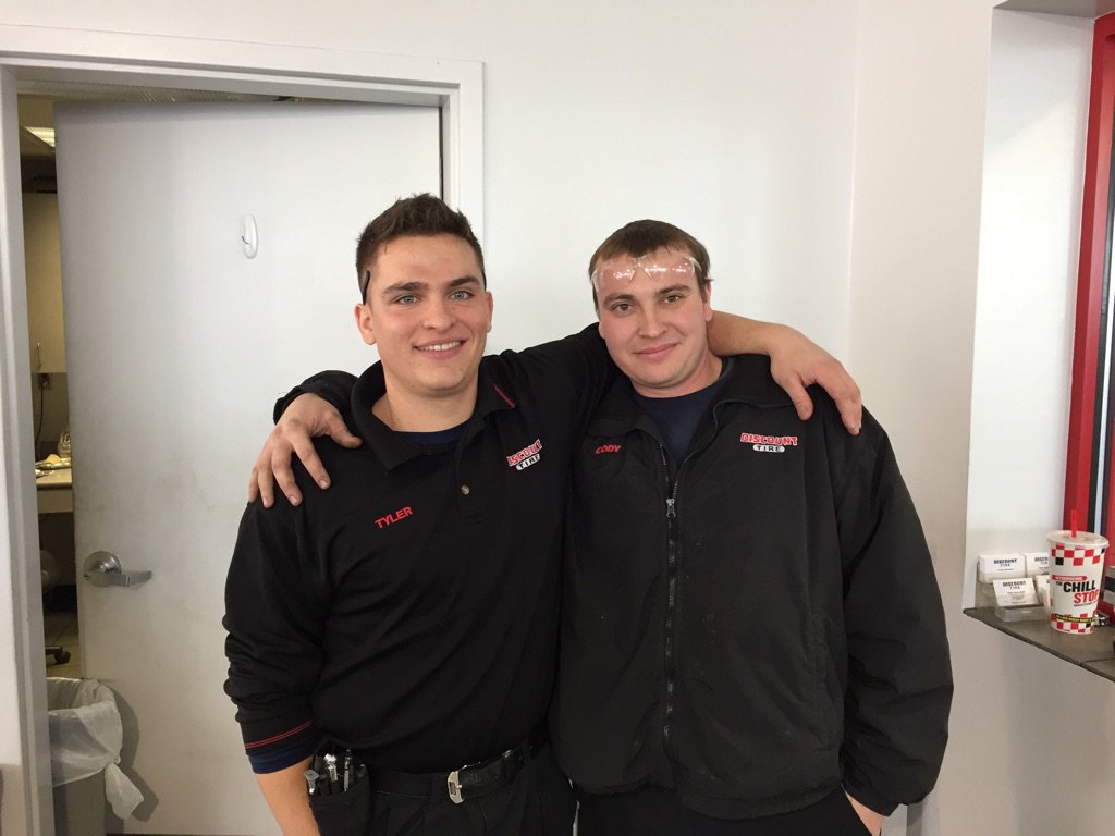 southbendpolice's tweet photo. Thank you Cody and Tyler from @DiscountTire who helped SBPD give an early Christmas gift to a resident-in-need https://t.co/KntoctB4Kk