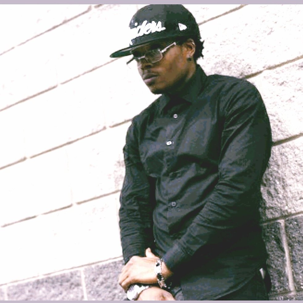 Check_N2_Hash's tweet photo. "All black cause I came to handle business" #Figaro https://t.co/XbLCjaos60