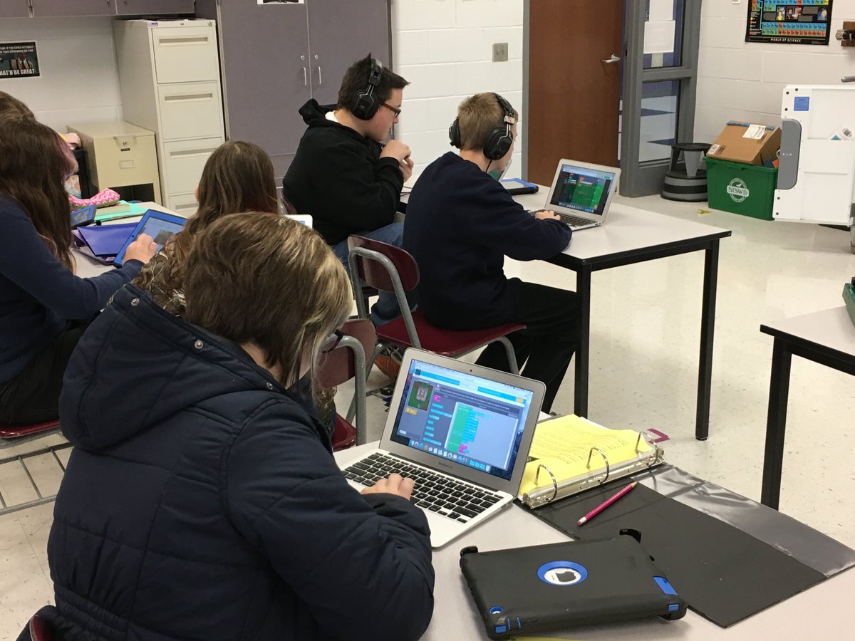 #inlearn #scsd2 <a href="/codeorg/">Code.org</a> Scottsburg MS kids are all coding today! @MrsCoppleSES