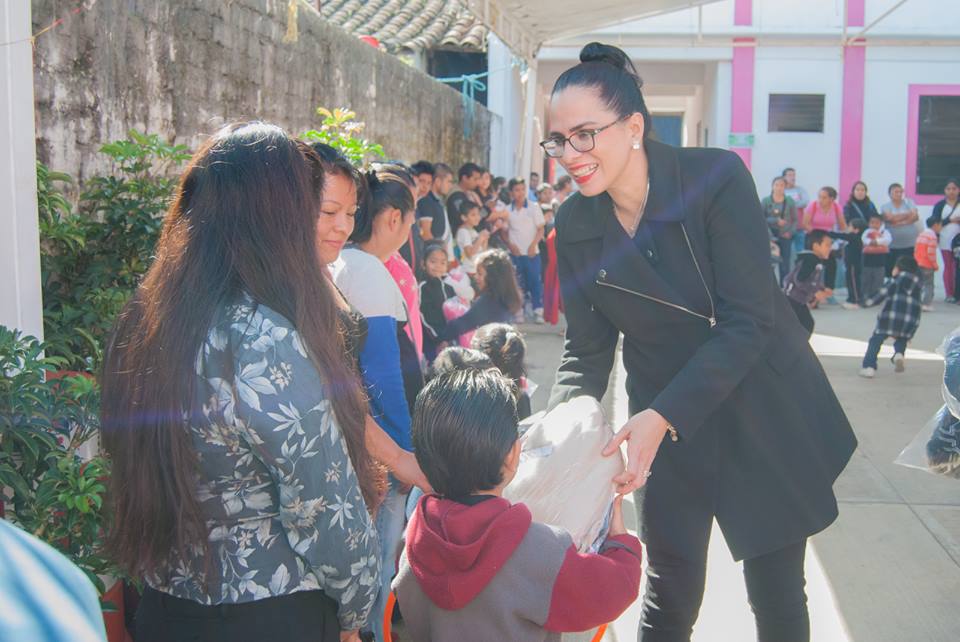 MinutoAMinutoC's tweet photo. Incentiva @lyly_luna la Convivencia Familiar de los Centros de Atención Infantil Comunitarios del @DIFHuauchi
---> https://t.co/SkuBCJMbbd https://t.co/U7MQ5kRiaS