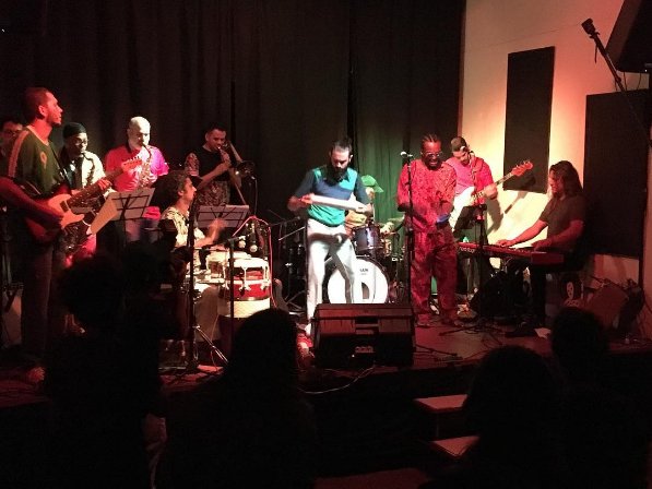 E no Instagram tem uma série de registros dos nossos shows, como essa foto de sexta, no show do <a href="/ottonascarella/">brincante vintage</a>: instagram.com/ekoafrobeat