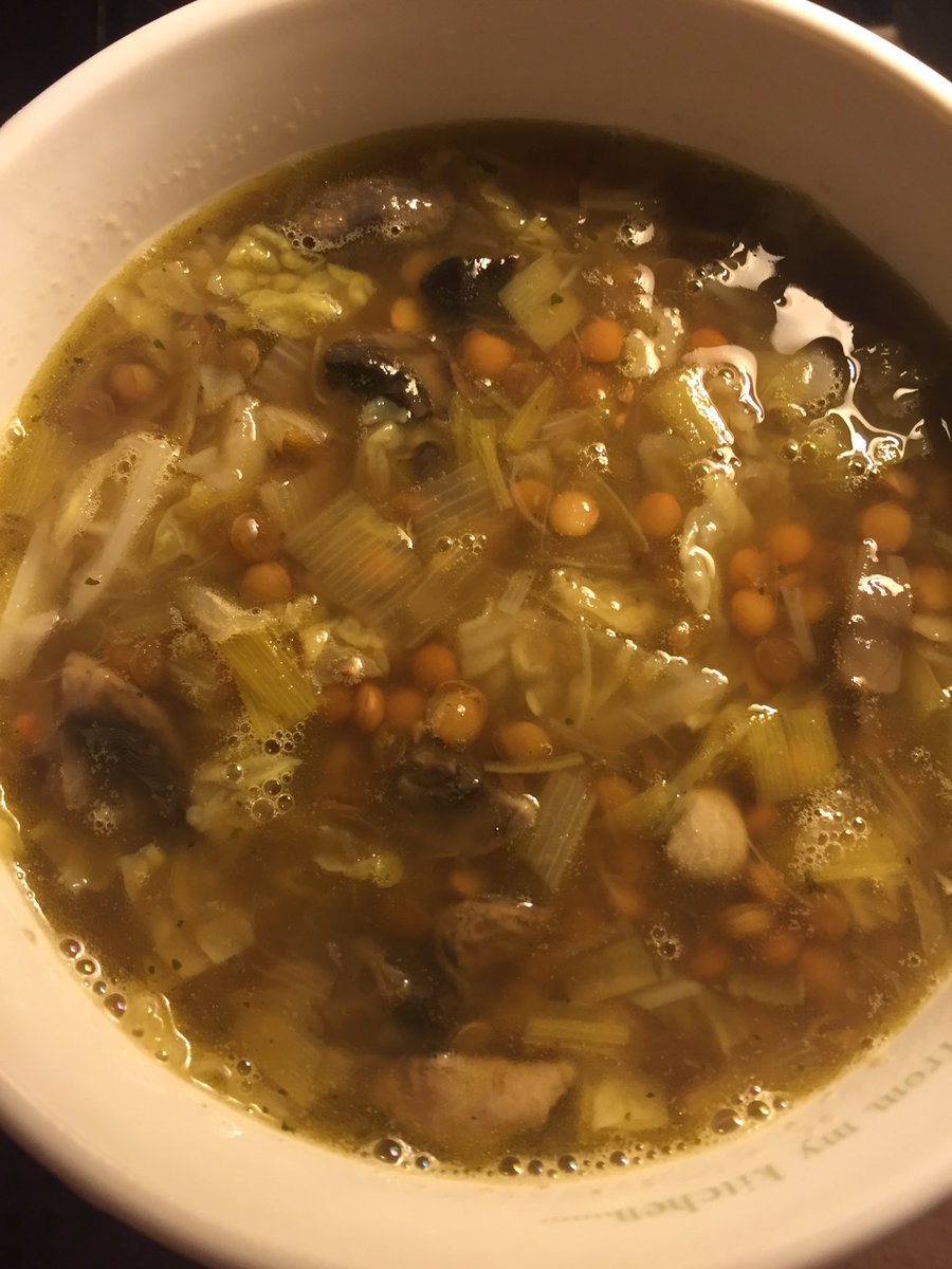 LaPerfectLife's tweet photo. Guiso de lentejas con col y champiñones #realmentebueno #vegana #vegetarianfood #reallylove #healthy https://t.co/jbyZzgjtwN
