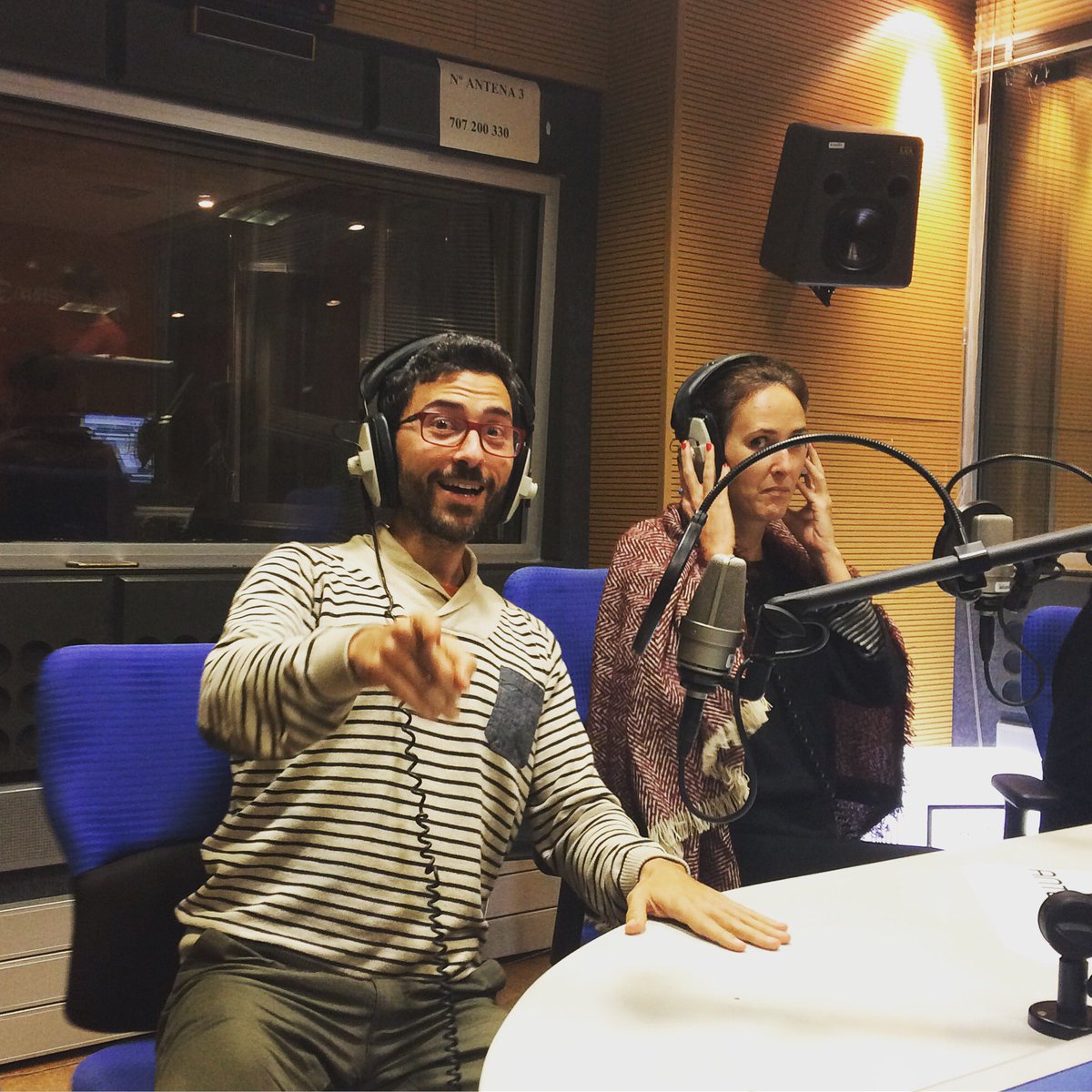 antena3rtp's tweet photo. #ProvaOral | #PedroLuzindro, o excêntrico, está com #FernandoAlvim! Uma comédia de programa! 🔥😂 https://t.co/s5ddagqnZM