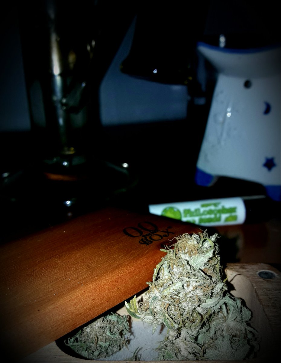 AdrycManellson's tweet photo. Weed Noche Verde Mundo, y Gran Semana A Tod@s.
Disfrutad de este largo puente.
#LosMejoresHumos de #BlackXBlack 
Boong de, A Vuestra Salud)) https://t.co/F00fFKdf5k