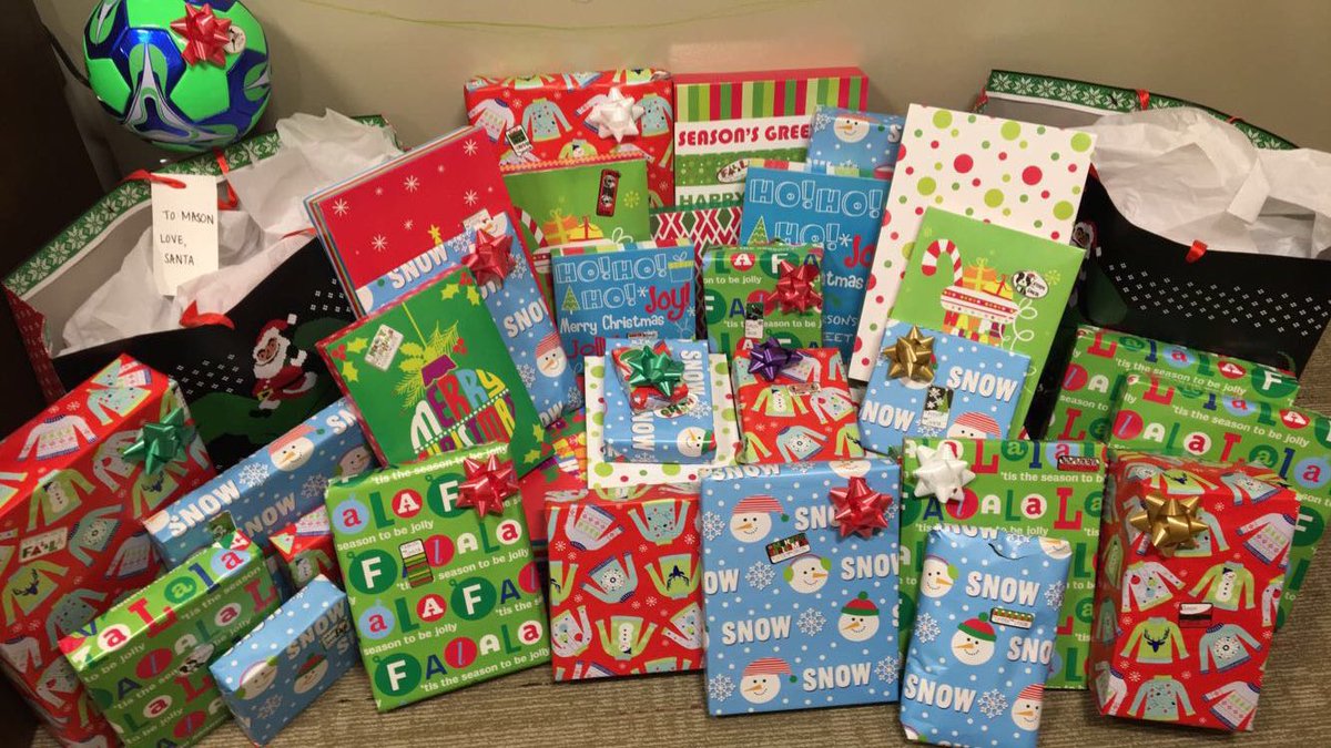 GannonGreekLife's tweet photo. Giving to the community is important. So is brightening someone's day. Panhel gave gifts to two children through the Angel program #WhyGreek https://t.co/Uu6rB6kGCV
