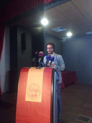 arablit's tweet photo. Photo @mazenmaarouf giving (I guess) his acceptance speech. #AlMultaqa Prize for the Arabic short story. https://t.co/4TPyvLIwdm