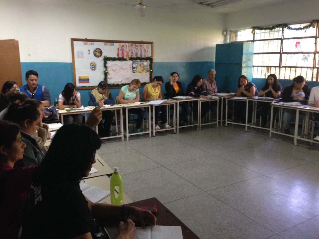 #AHORA Desde el LN Monseñor Pellin se realiza la socialización de la promoción de la lectura, origami y estructuras creativas @MPPEDUCACION