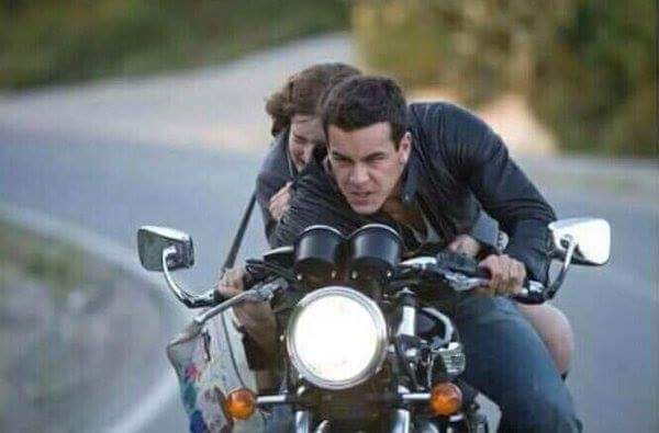 JakeMate__'s tweet photo. Conduce como quieras pero no hagas como Mario Casas que acelera a fondo mientras aprieta el embrague. https://t.co/b3pBRdkPXU