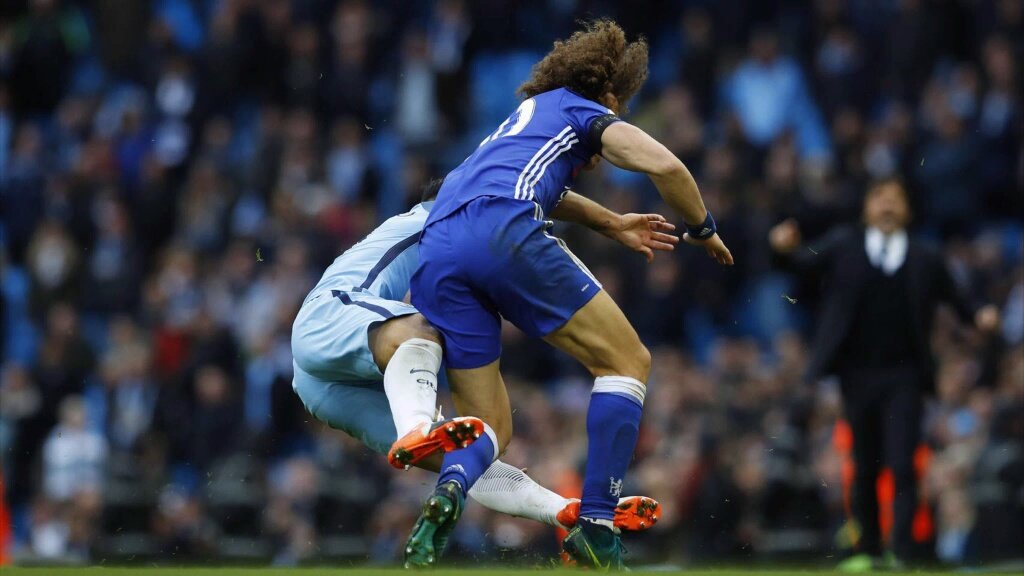 PSports_'s tweet photo. Sanción de 4 partidos al Kun Agüero por su terrible entrada a David Luiz. Venía fuera de lugar... https://t.co/vaq4sFWe7p