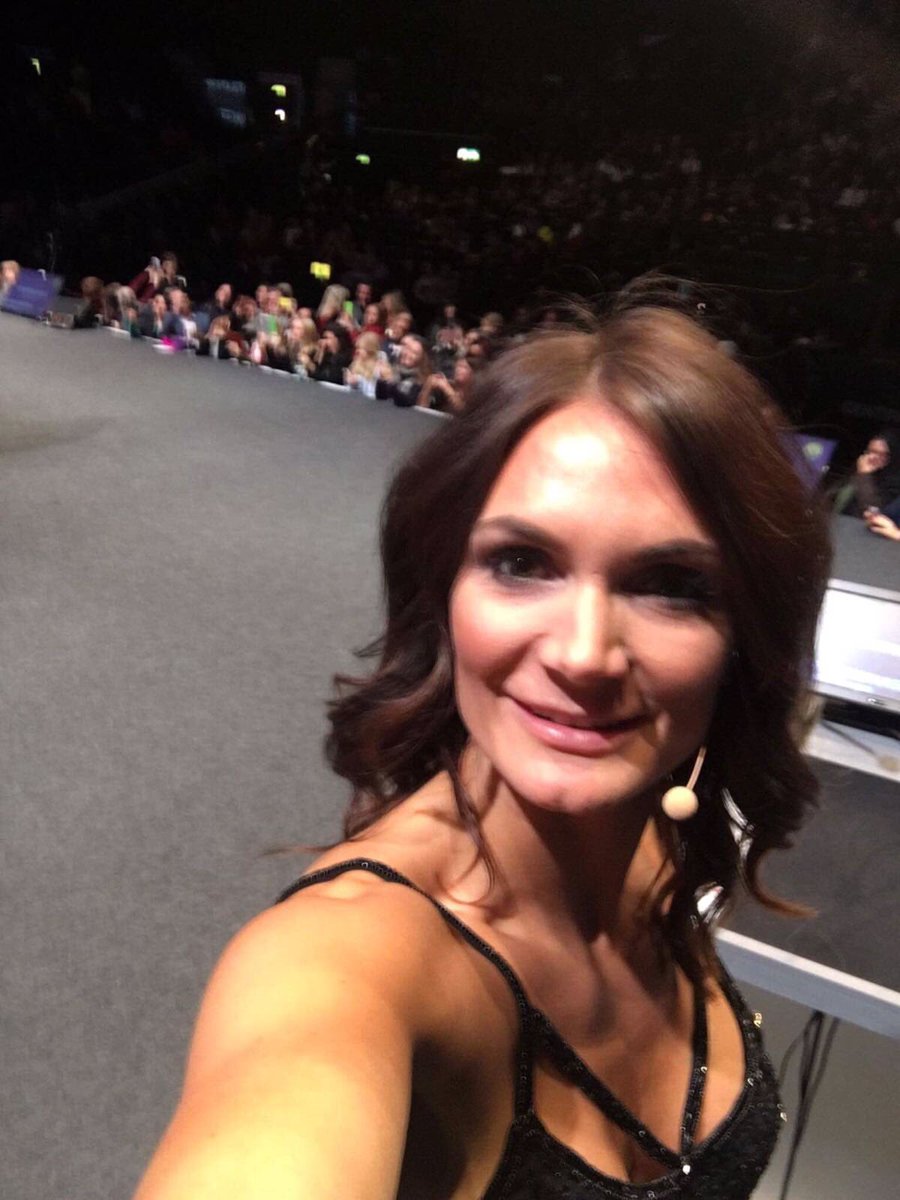 _LisaPrescott's tweet photo. Quick selfie before I went on stage last weekend 🤓📸 #SuccessDay was incredible 🙌🏼 https://t.co/fLzdCy1toN
