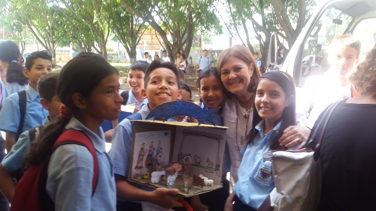 Rosabrandonisio's tweet photo. #SanDiegoEs Formación | En este momento estamos haciendo entrega de pupitres a la U.E. Hipólito Cisneros. https://t.co/3a3f3YG0ai