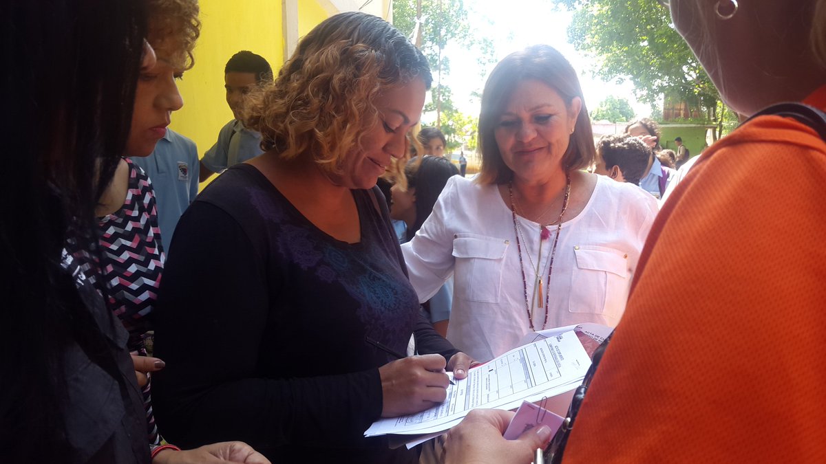 Rosabrandonisio's tweet photo. #SanDiegoEs Formación | En este momento estamos haciendo entrega de pupitres a la U.E. Hipólito Cisneros. https://t.co/3a3f3YG0ai