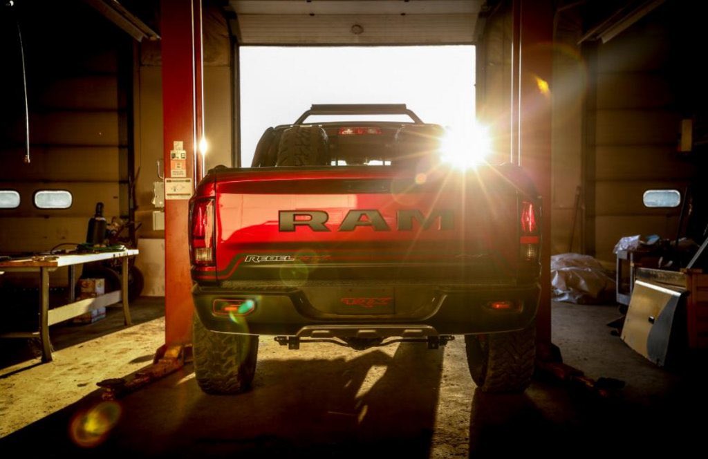 StellantisNAEsp's tweet photo. Domina el lunes. #FamiliaFCA #RamRebelTRX #MundoRam https://t.co/Qu2B8BTAy0
