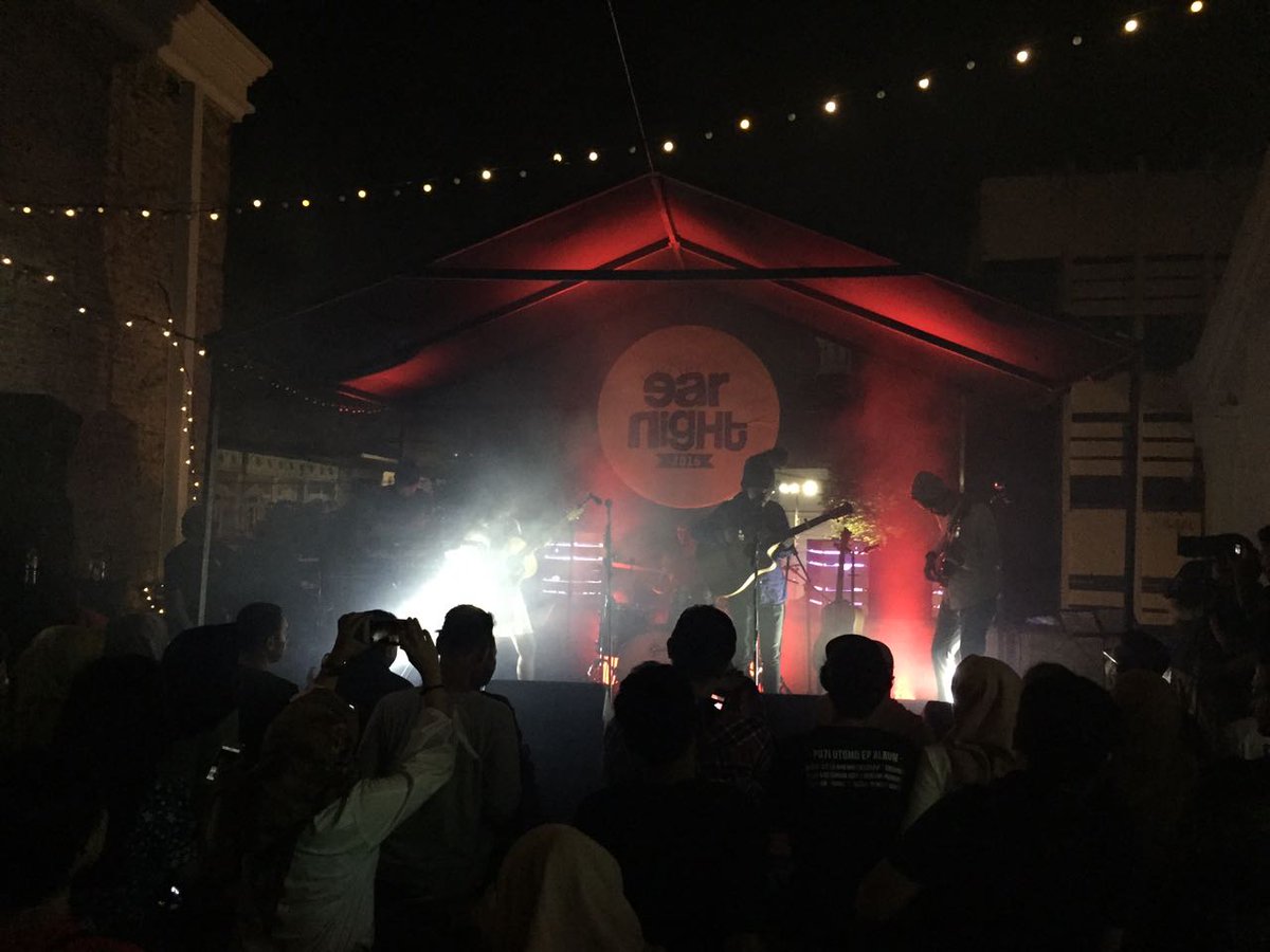 #DDHEAR is on stage! Finally. Lets enjoy this moment while it last :') #earnight2016