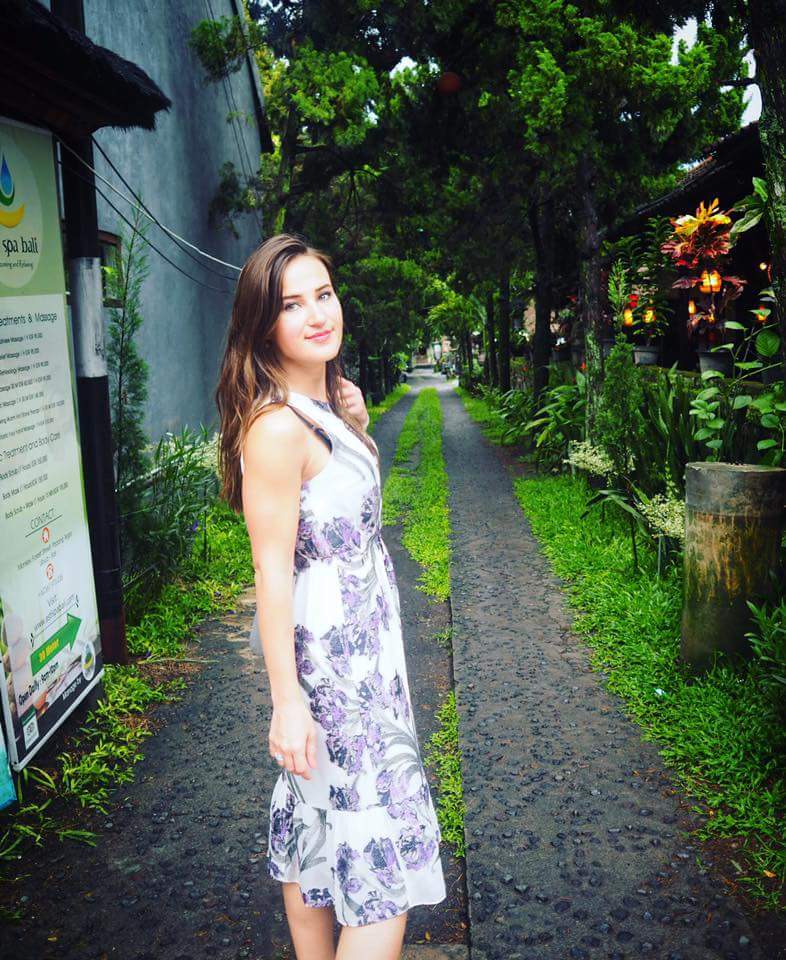 Crispy duck restaurant &amp; streets of Ubud.