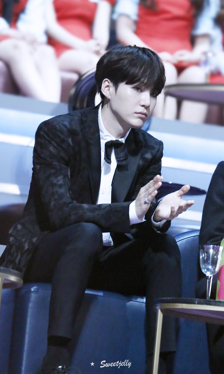aminy1028's tweet photo. 161202 MAMA
#방탄소년단  #BTS #슈가 #SUGA #민윤기 https://t.co/hRZlT728pO