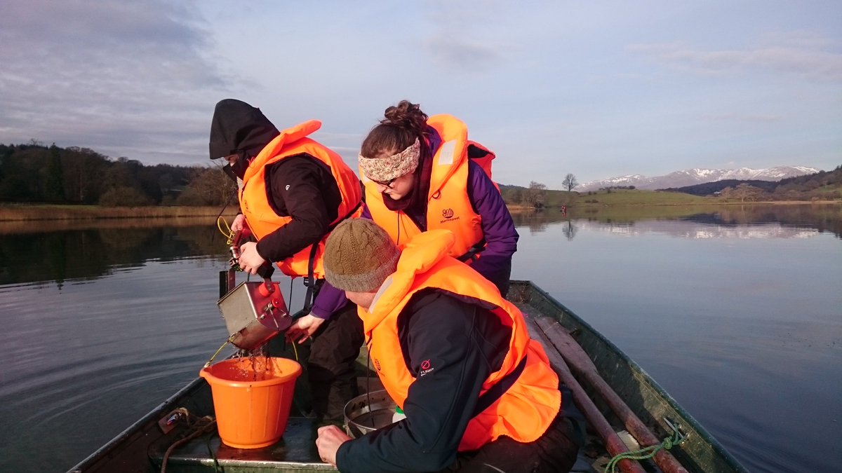 ProfJGrey's tweet photo. Glorious sampling Ekman on #Esthwaite #CEHLakes with @ellprice @msc_fame @eizaguirrelab #fieldtrip @freshwaterbio @QM_sbcs https://t.co/ceaGpsgiLg