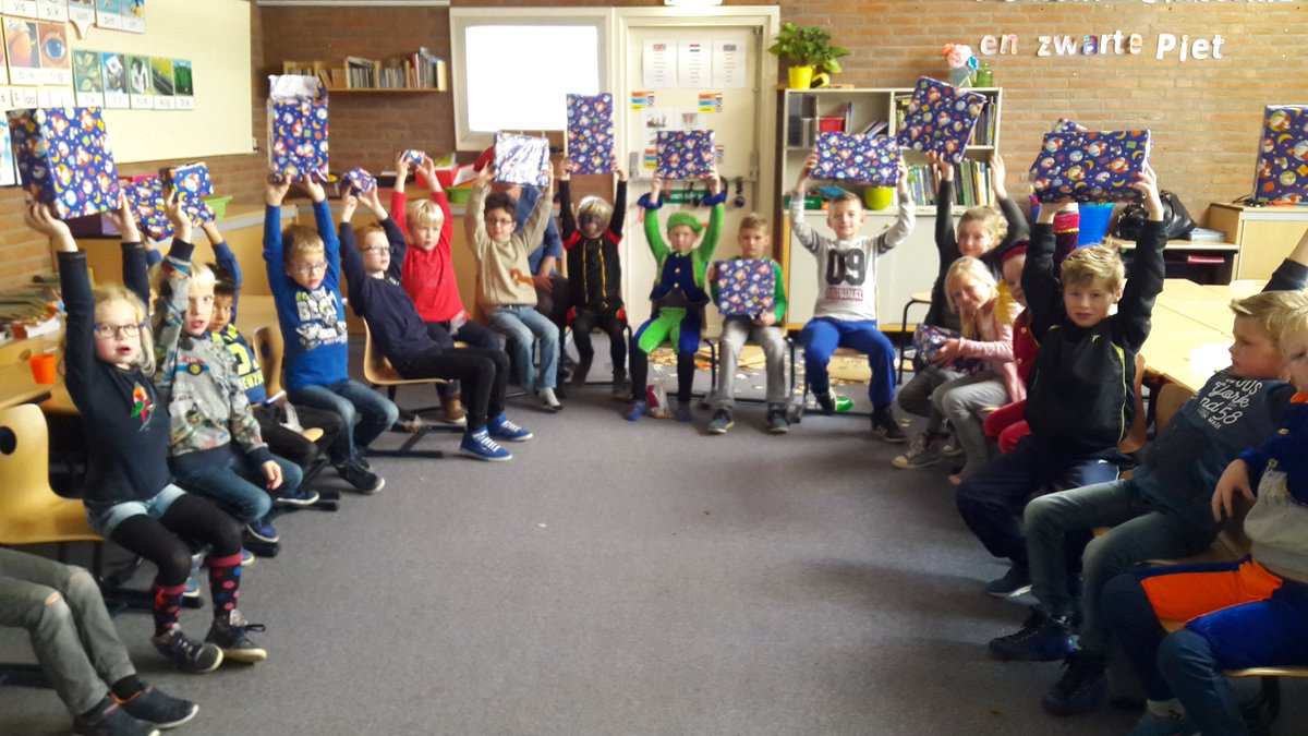 Groep 3/4 met hun Sinterklaaspresentjes