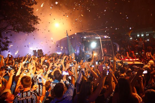 gremiodoamanha's tweet photo. Essa torcida merece festejar esse campeonato https://t.co/acbHdnELda