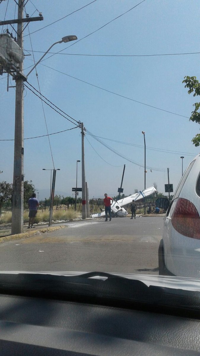 Orrego's tweet photo. Accidente de avioneta cercano a aeródromo, por fortuna sin heridos con riesgo vital, solo nos muestra urgencia de cambio definitivo. https://t.co/w2xsem8LXc