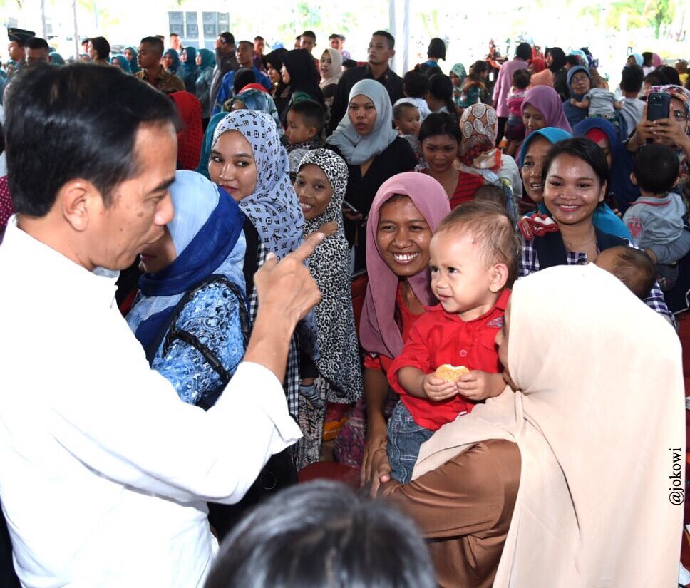 jokowi's tweet photo. Bangsa yg maju SDM-nya sehat. Makanan tambahan melengkapi asupan kalori janin/balita supaya anak2 kita sehat &amp; pintar -Jkw https://t.co/7lP7nQktD7