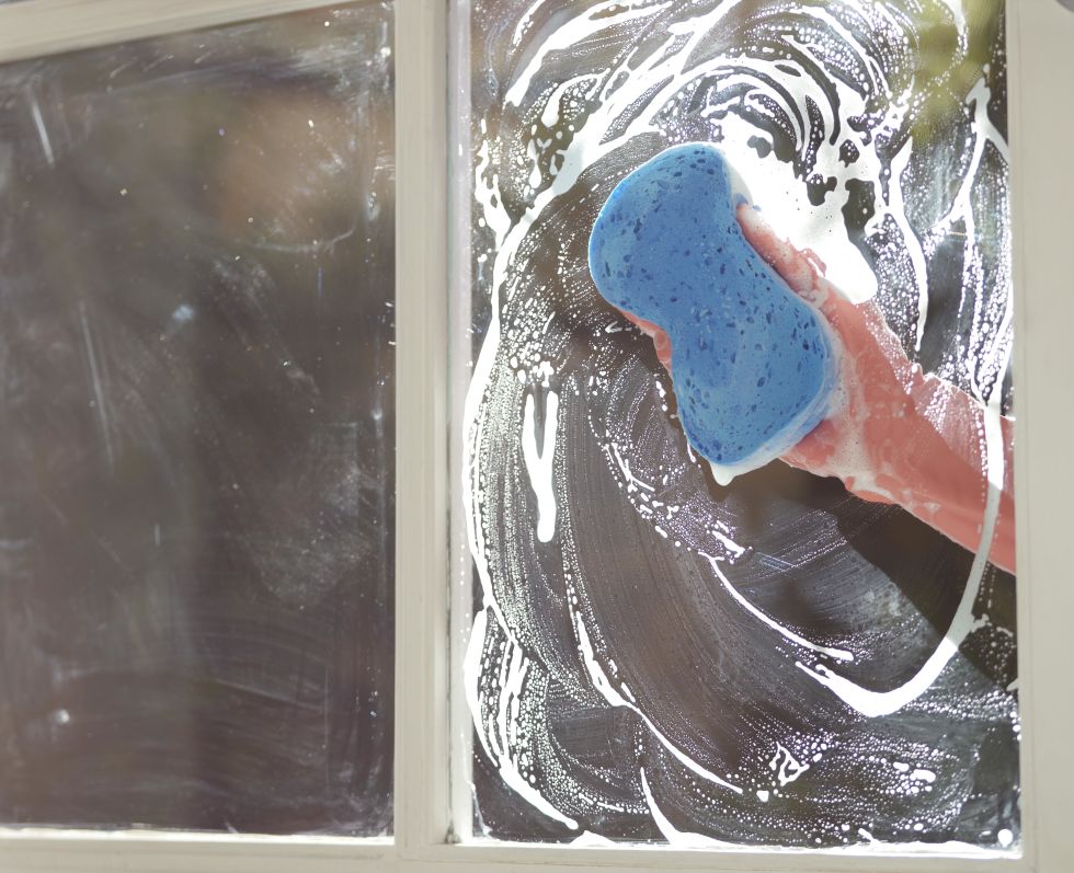 247housekeeping's tweet photo. Don't wash windows when it's sunny: The heat from the sun will cause your cleaner to dry before you can wipe it up, leaving streaks. https://t.co/fIqssZBx1f