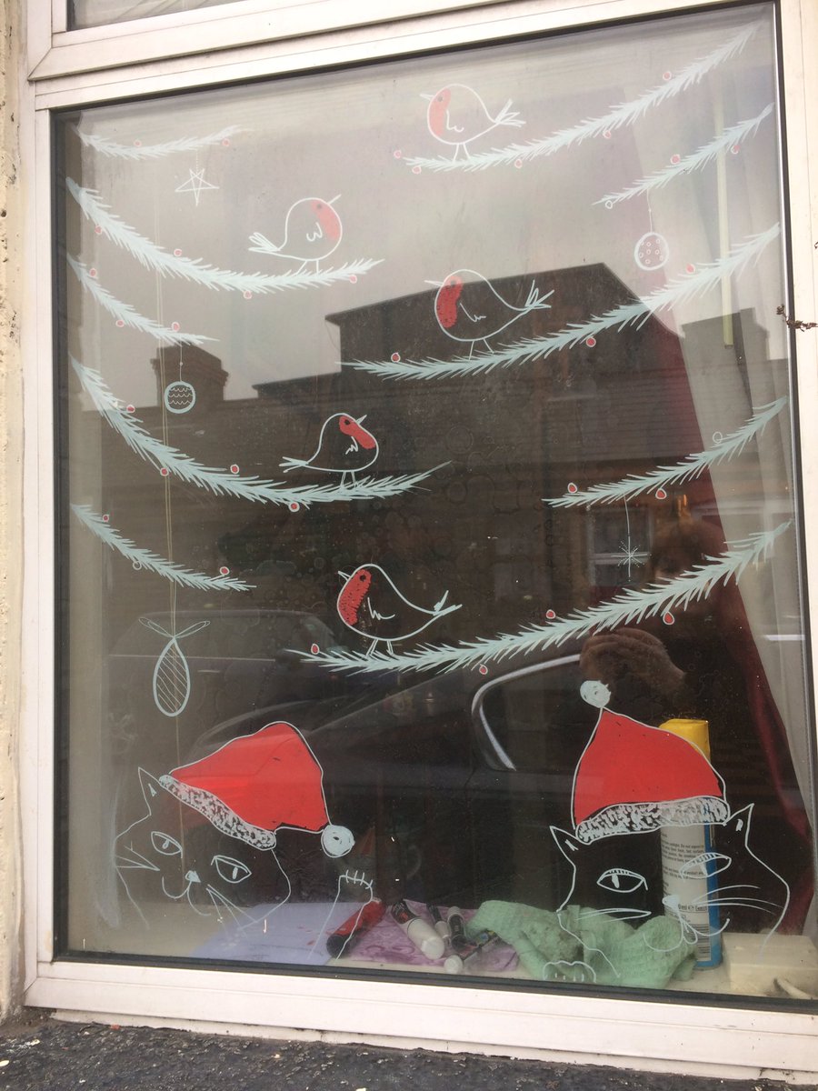 paulafmoen's tweet photo. May as well do me own gaff! #xmaswindows https://t.co/xuEHSPSc5l