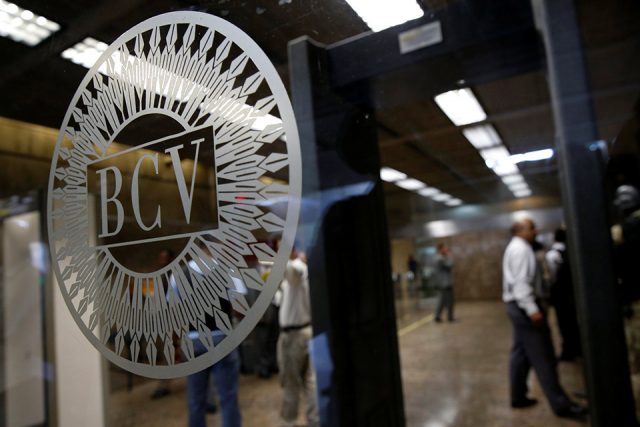 eldiario's tweet photo. BCV anuncia nuevo aumento de comisiones bancarias https://t.co/CbdCiUXTyJ https://t.co/o53cp7kGpf