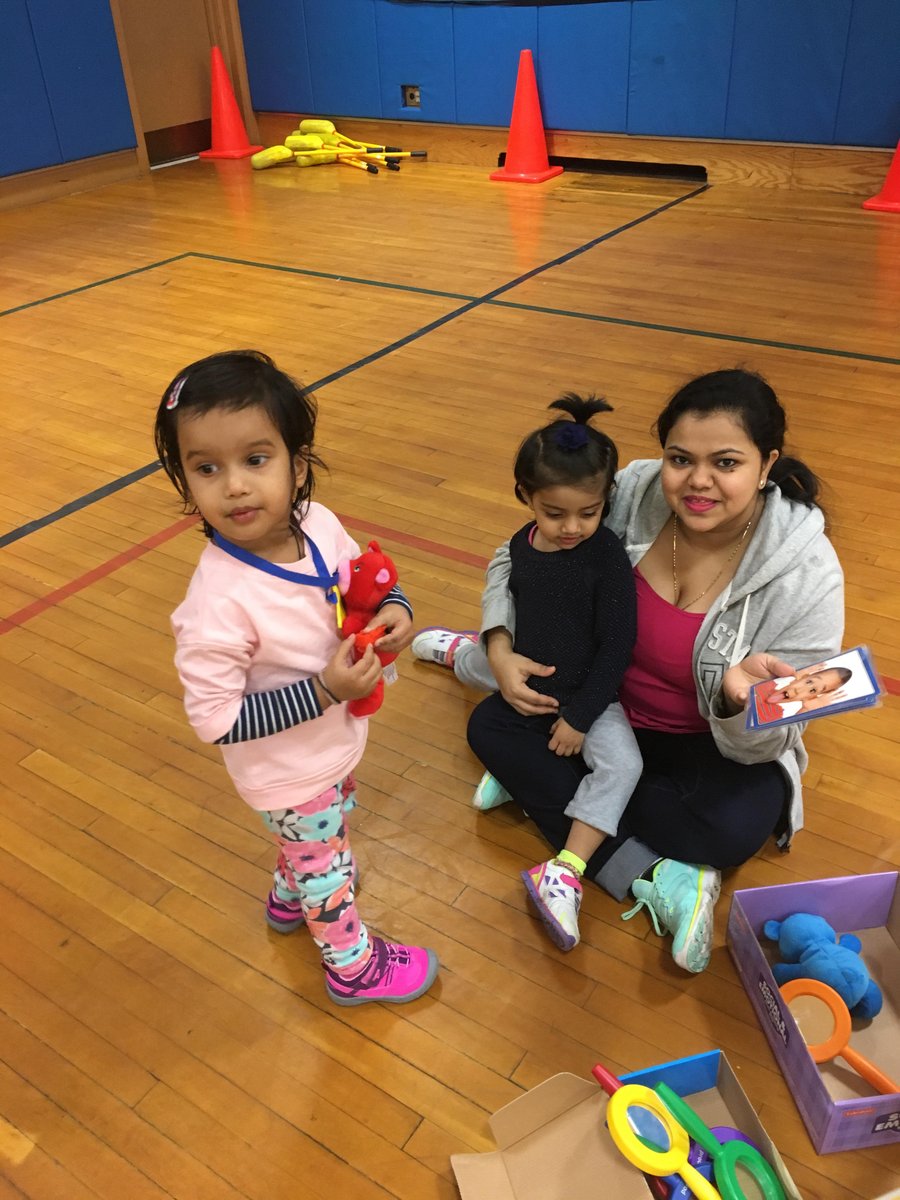 CollaborativePlayGroup <a href="/MPS_Waddell/">Waddell Elementary</a> <a href="/MPS_Verplanck/">Verplanck Elementary</a>. Parents/kids had fun identifying feelings, pasting colors, and creating happy/sad faces!