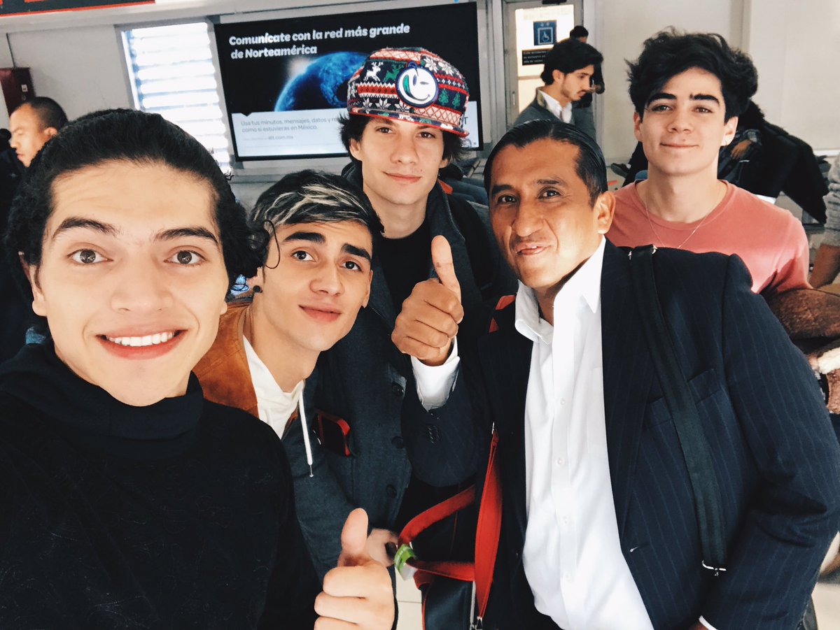 CD9's tweet image. Nos encontramos a alguien muy fresísima en el aeropuerto #LadyWuuu