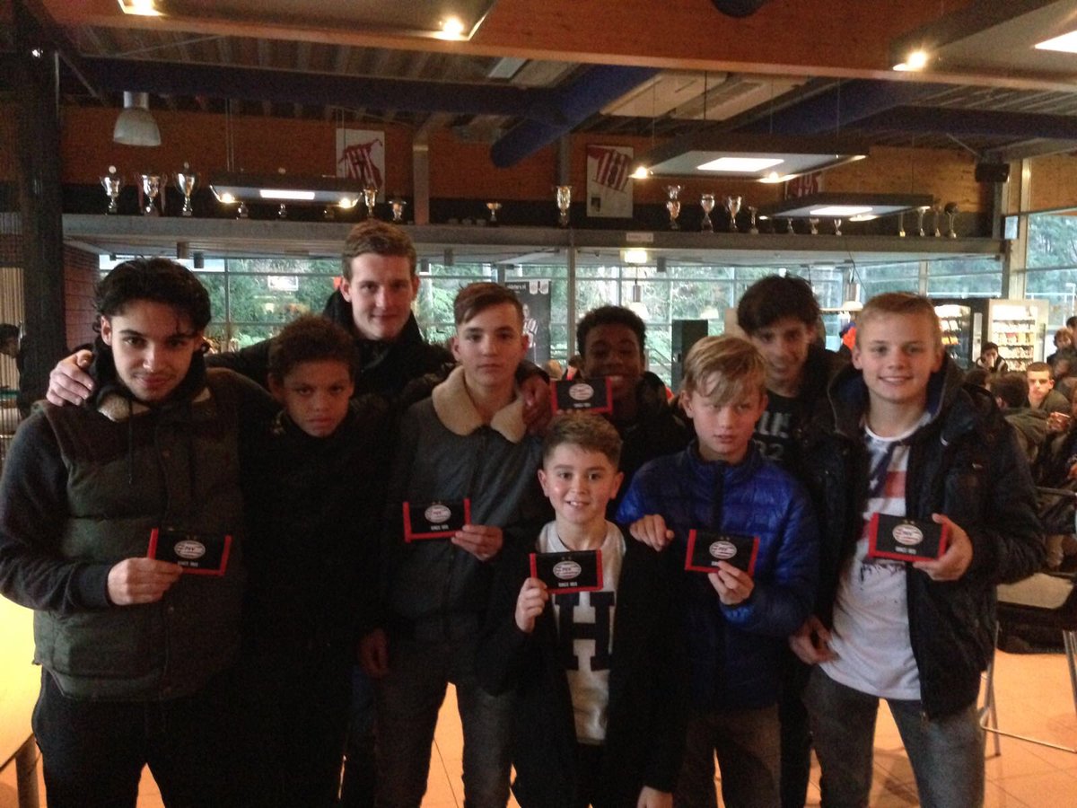 De teams PSV O12 t/m PSV O17 speelden vanmiddag gezamenlijk (gehusseld door elkaar) het traditionele Pepernotentoernooi op De Herdgang ⚽️